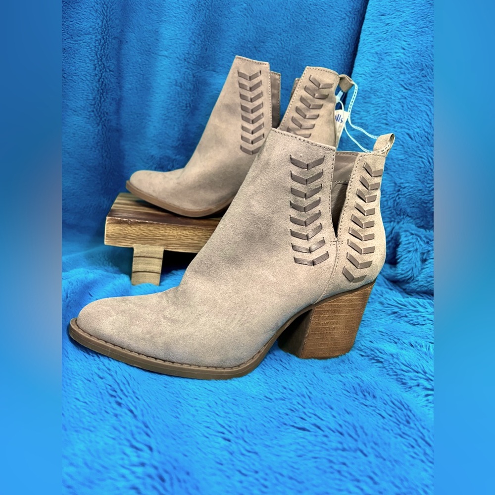 NWT Carlos by Carlos Santana tan suede heeled bootie size 6